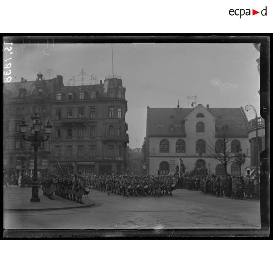 Wiesbaden, Allemagne. La relève de la garde en musique. [légende d'origine]