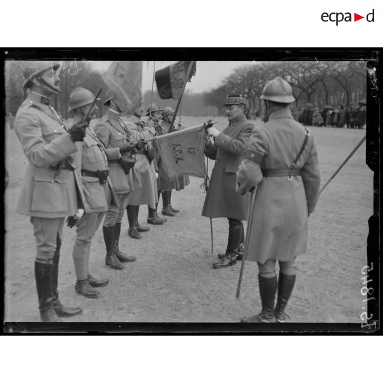 Vincennes. Prise d'armes passée par le général Humbert. Remise de la fourragère au 5e groupe d'autocanons. [légende d'origine]