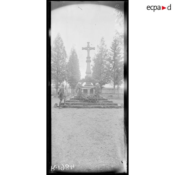 Bénaménil (Meurthe-et-Moselle). Le cimetière. Monument. Couronne déposée par la 73e Division à ses héros. [légende d'origine]