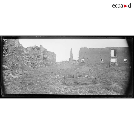 Ferme de Léomont (Meurthe-et-Moselle). Ruines de la ferme et tombe d'un inconnu. [légende d'origine]