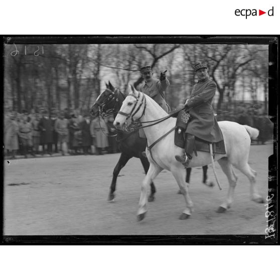 Vincennes. Prise d'armes; Le général Humbert. [légende d'origine]