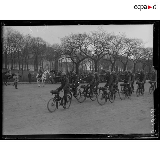 Vincennes. Prise d'armes. Défilé d'une compagnie cycliste. [légende d'origine]