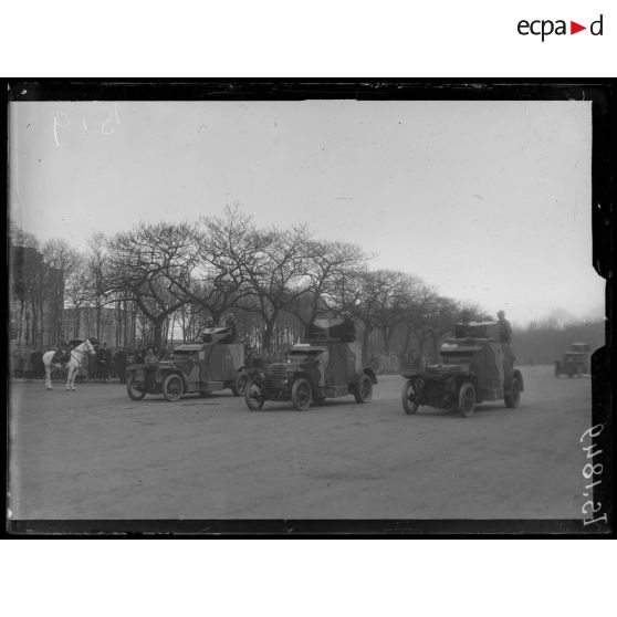 Vincennes. Prise d'armes. Défilé des autos-canons. [légende d'origine]