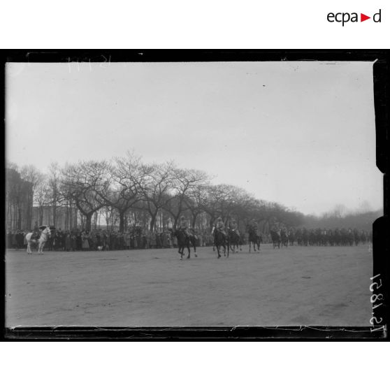 Vincennes. Prise d'armes. Défilé de cavalerie. [légende d'origine]