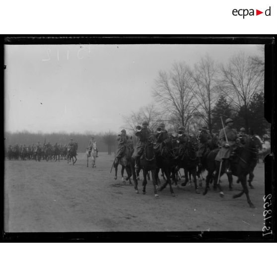 Vincennes. Prise d'armes. Défilé de cavalerie. [légende d'origine]