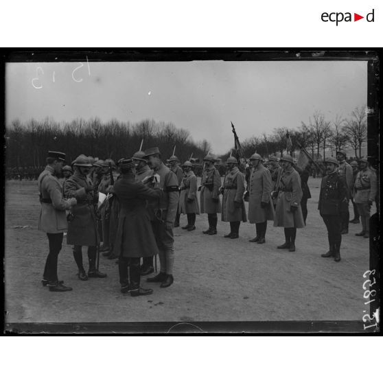 Vincennes. Prise d'armes. Remise de décorations. [légende d'origine]