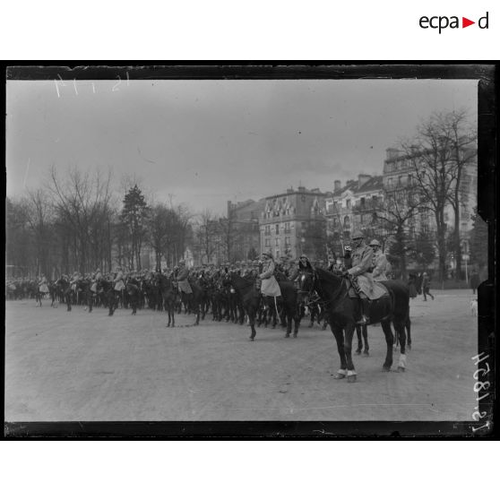 Vincennes. Prise d'armes. Le 15e Chasseur. [légende d'origine]