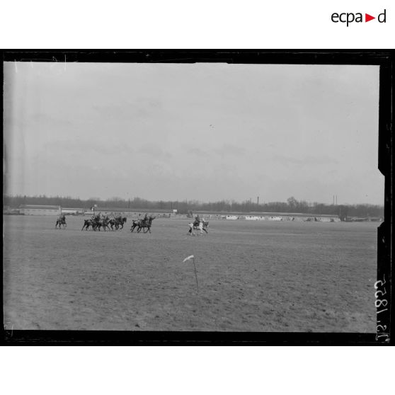 Vincennes. Prise d'armes. Défilé de cavalerie. [légende d'origine]