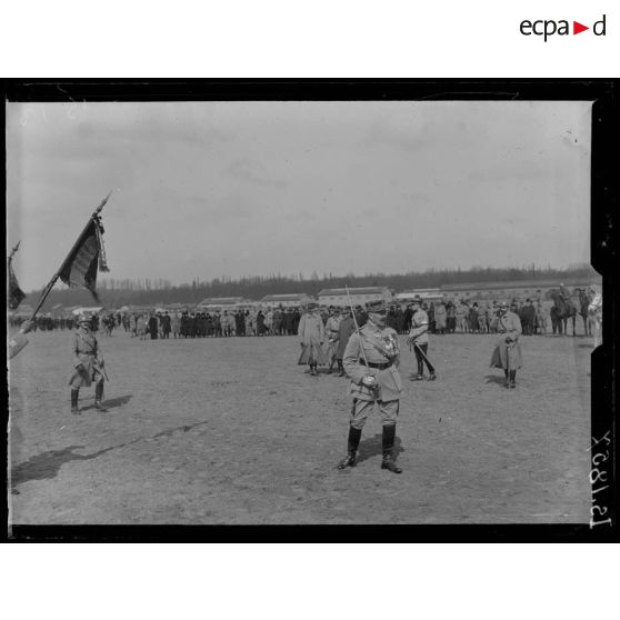 Vincennes. Remise de fourragères aux étendards du 16e et 22e Dragons. Le général de Champvalliers. [légende d'origine]