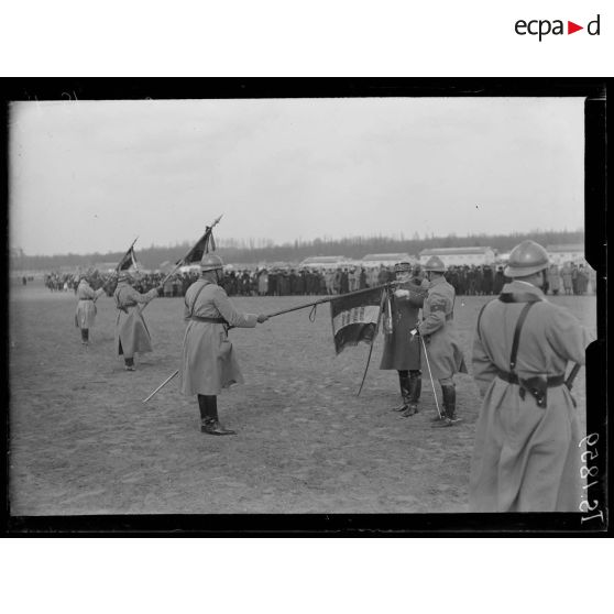 Vincennes. Remise de fourragères aux étendards du 16e et 22e Dragons. Le général de Champvalliers. [légende d'origine]