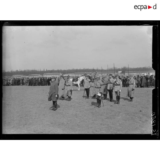 Vincennes. Remise de fourragères aux étendards du 16e et 22e Dragons. Le général Humbert et les généraux de la Division. [légende d'origine]