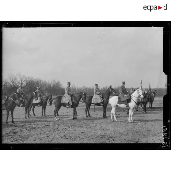 Vincennes. Remise de fourragères aux étendards du 16e et 22e Dragons. Les généraux pendant le défilé. [légende d'origine]