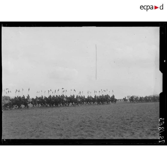 Vincennes. Remise de fourragères aux étendards du 16e et 22e Dragons. Défilé de cavalerie. [légende d'origine]