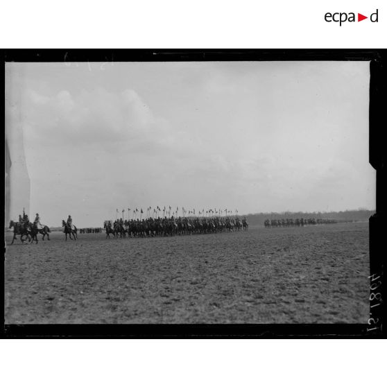 Vincennes. Remise de fourragères aux étendards du 16e et 22e Dragons. Défilé de cavalerie. [légende d'origine]