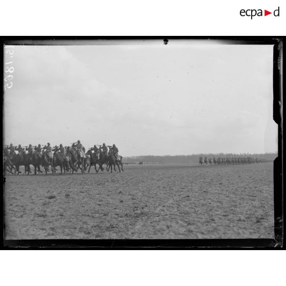 Vincennes. Remise de fourragères aux étendards du 16e et 22e Dragons. Défilé de cavalerie. [légende d'origine]