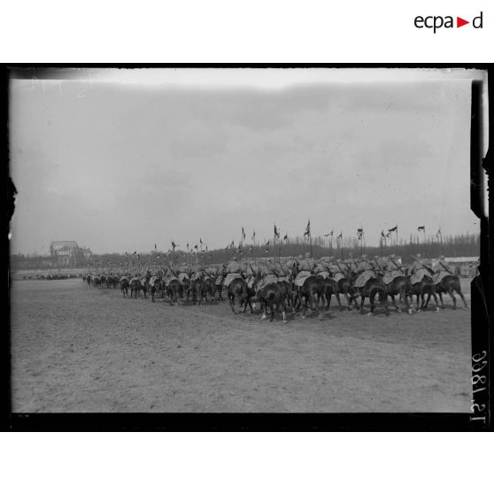 Vincennes. Remise de fourragères aux étendards du 16e et 22e Dragons. Défilé de cavalerie. [légende d'origine]