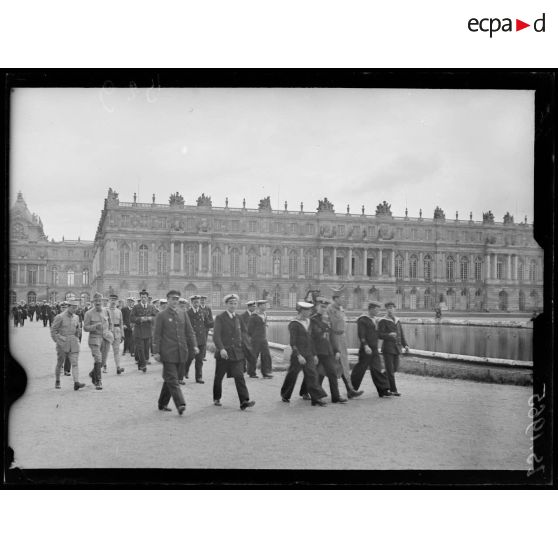 Visite des marins anglais à Versailles. Les marins anglais avec leurs collègues français dans le parc. [légende d'origine]