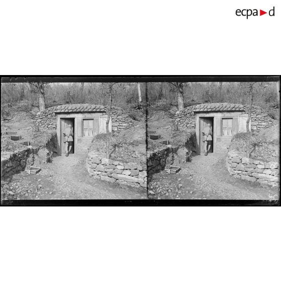 En forêt d'Apremont (Meuse), au bois Mulot, un village "Poilu", habitation d'un officier. [légende d'origine]