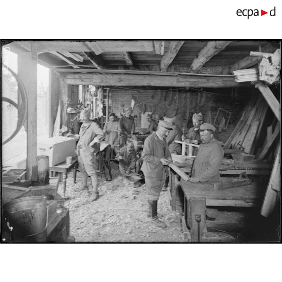 Conty (Somme). AU QG. L'atelier de menuiserie. [légende d'origine]