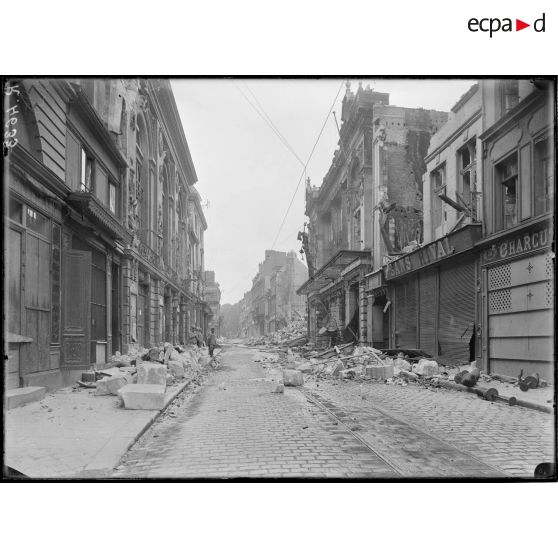 Amiens. La rue des Trois Cailloux vers la place René Goblet. [légende d'origine]