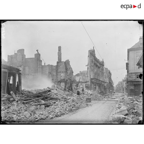 Amiens. La rue des trois cailloux vers la place Gambetta. A gauche, les Nouvelles Galeries incendiées. [légende d'origine]