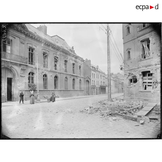 Amiens. Angle de la rue des Jacobins et de la rue Allard. A gauche, la gendarmerie. [légende d'origine]