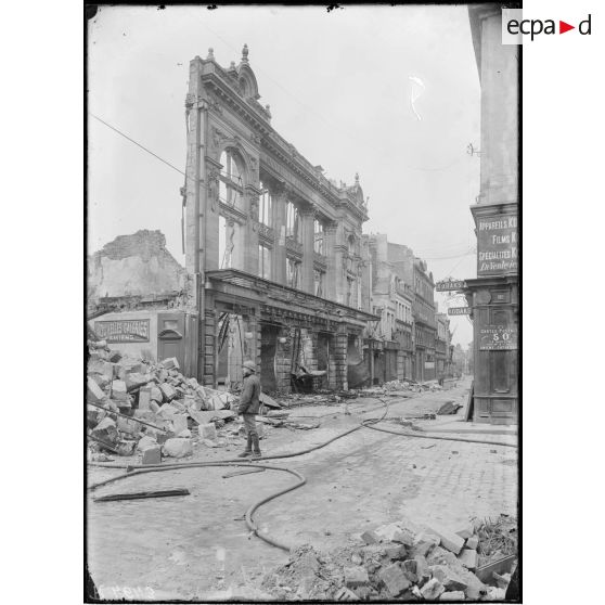 Amiens. Les Nouvelles Galeries incendiées. [légende d'origine]