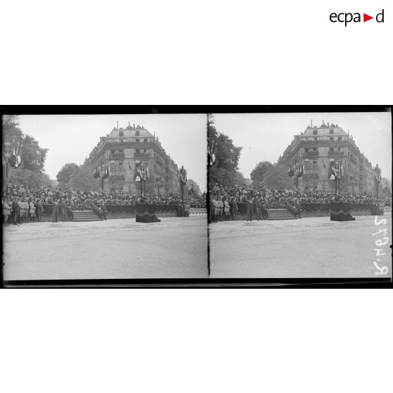 Paris, fête de "l'Independance Day", place Iéna, la tribune officielle. [légende d'origine]