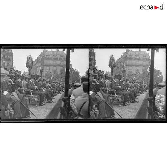 Paris, fête de "l'Independance Day", place Iéna, la tribune officielle. [légende d'origine]