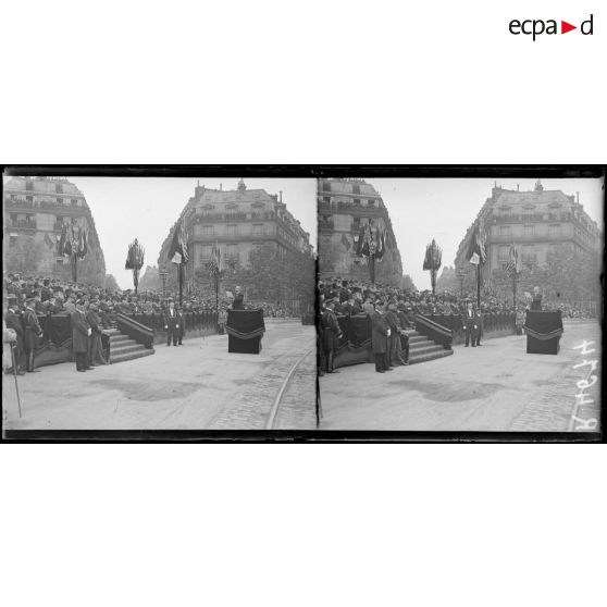 Paris, fête de "l'Independance Day", place Iéna, M. Deschanel prononçant son discours. [légende d'origine]