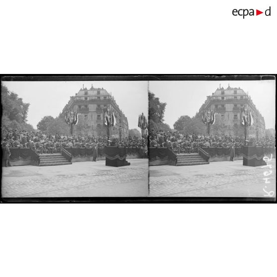 Paris, fête de "l'Independance Day", place Iéna, M. Stepehn Pichon prononçant son discours. [légende d'origine]