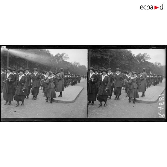 Paris, fête de "l'Independance Day", place Iéna, défilé des infirmières de la Croix-Rouge américaine. [légende d'origine]