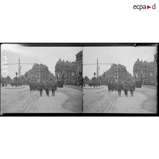 Paris, fête de "l'Independance Day", place Iéna, le défilé de l'infanterie américaine. [légende d'origine]