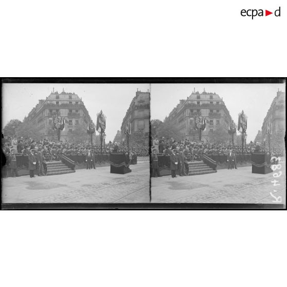 Paris, fête de "l'Independance Day", place Iéna, Monsieur Sharp ambassadeur des Etats-Unis prononçant son discours. [légende d'origine]