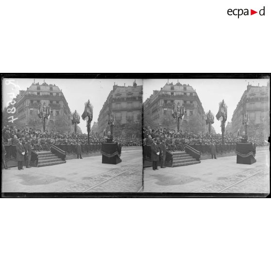 Paris, fête de "l'Independance Day", place Iéna, Monsieur Stephen Pichon prononçant son discours. [légende d'origine]