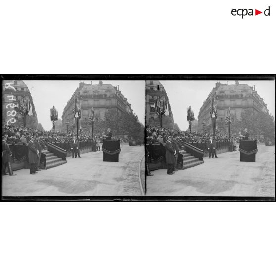 Paris, fête de "l'Independance Day", place Iéna, Monsieur Deschanel prononçant son discours. [légende d'origine]