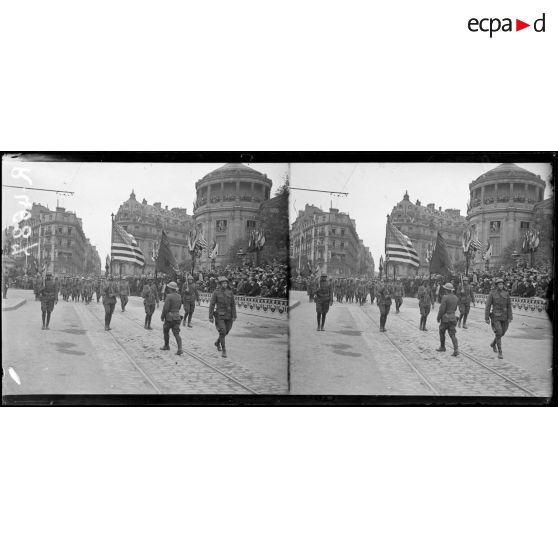 Paris, fête de "l'Independance Day", place Iéna, le défilé de l'infanterie américaine. [légende d'origine]