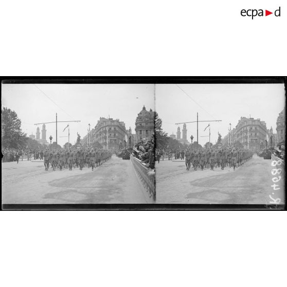 Paris, fête de "l'Independance Day", place Iéna, le défilé de l'infanterie américaine. [légende d'origine]