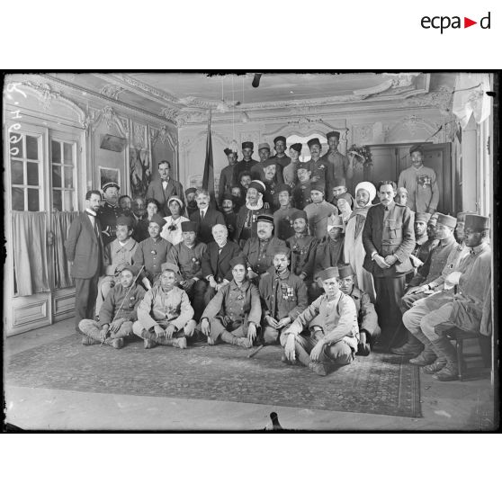 Paris, au foyer Musulman, 24 rue Taitbout, la fête de Aïd El Kébir. Le groupe des invités. [légende d'origine]