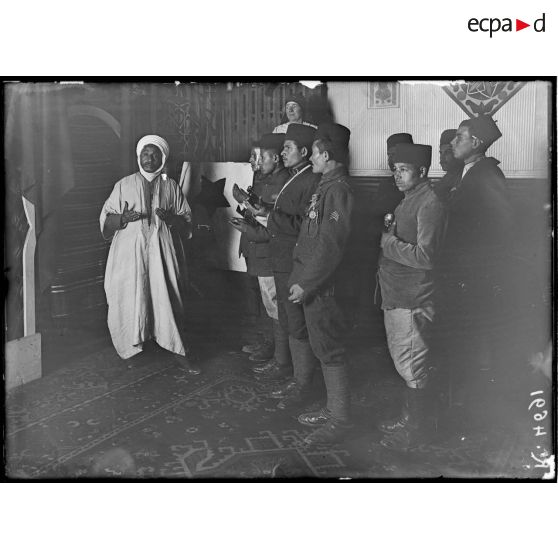 Paris, au foyer Musulman, 24 rue Taitbout, la fête de Aïd El Kébir. La prière à la mosquée. [légende d'origine]