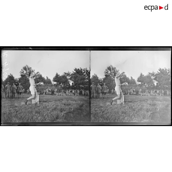 Saint-Cyr. Fête sportive. Le lancement de grenades. [légende d'origine]