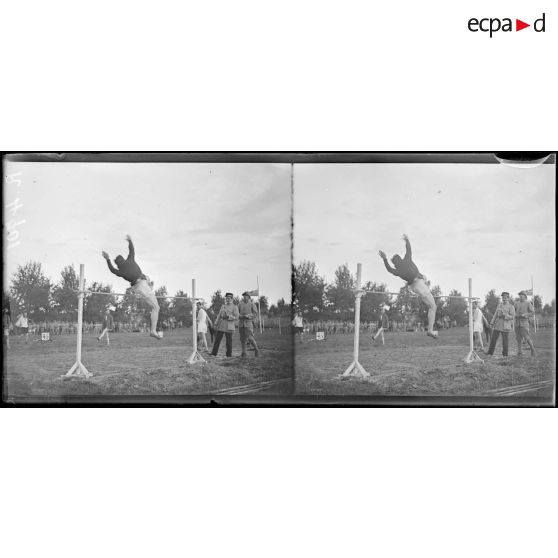 Saint-Cyr. Fête sportive. Le saut en hauteur. [légende d'origine]