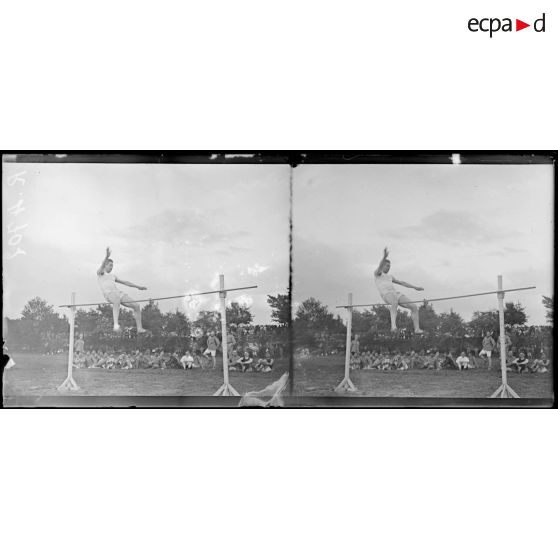 Saint-Cyr. Fête sportive. Le saut en hauteur. [légende d'origine]