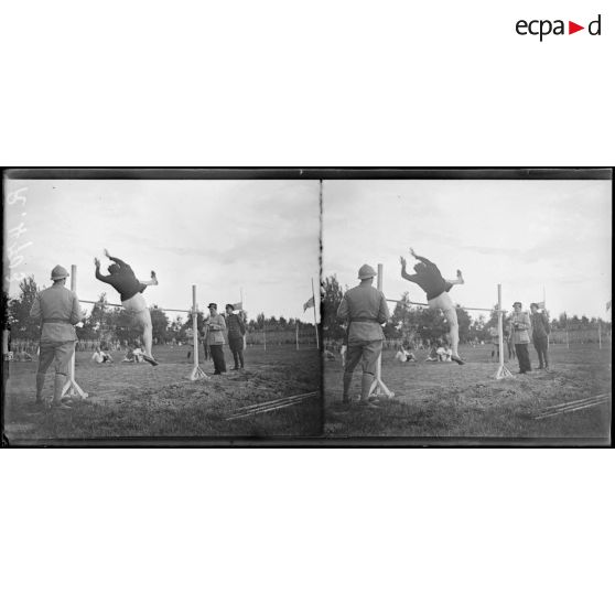 Saint-Cyr. Fête sportive. Le saut en hauteur. [légende d'origine]