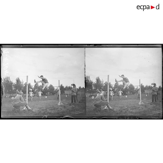 Saint-Cyr. Fête sportive. Le saut en hauteur. [légende d'origine]