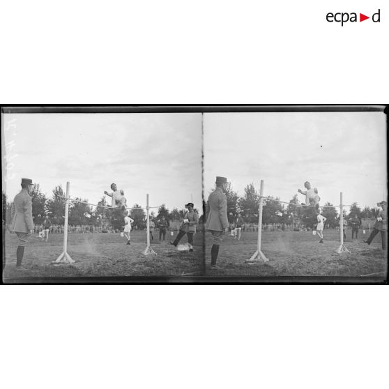 Saint-Cyr. Fête sportive. Le saut en hauteur. [légende d'origine]