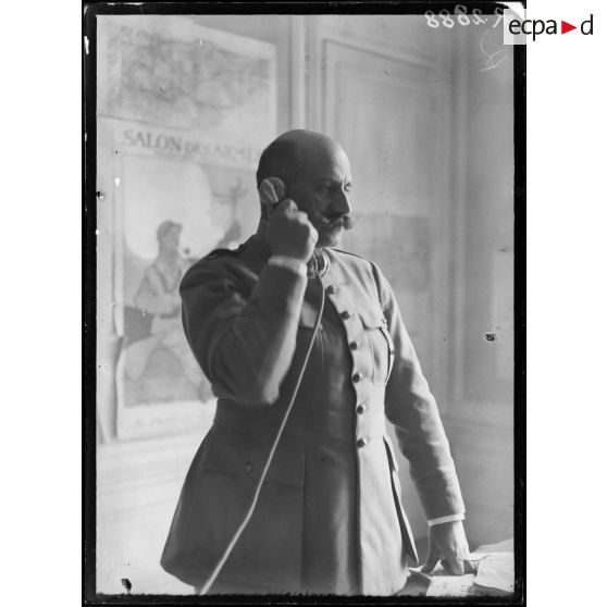 Paris, Maison de la Presse. Le colonel Carence. [légende d'origine]