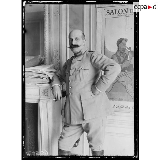 Paris, Maison de la Presse. Le colonel Carence. [légende d'origine]