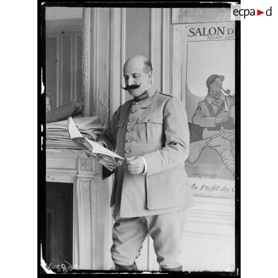 Paris, Maison de la Presse. Le colonel Carence. [légende d'origine]