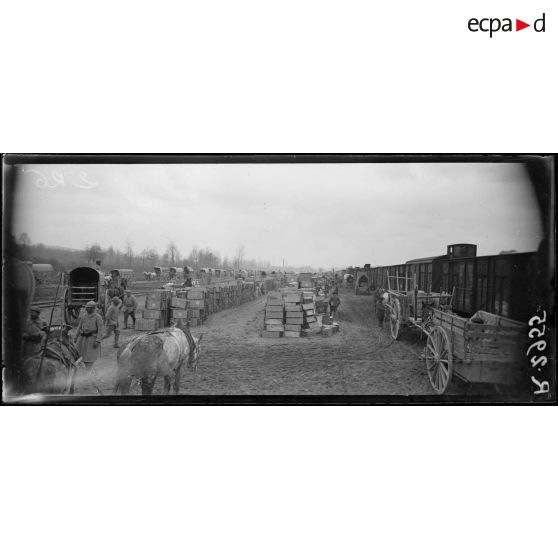 Région de Reims. Offensive d'avril 1917. En gare de Courlandon. Déchargement des munitions. [légende d'origine]